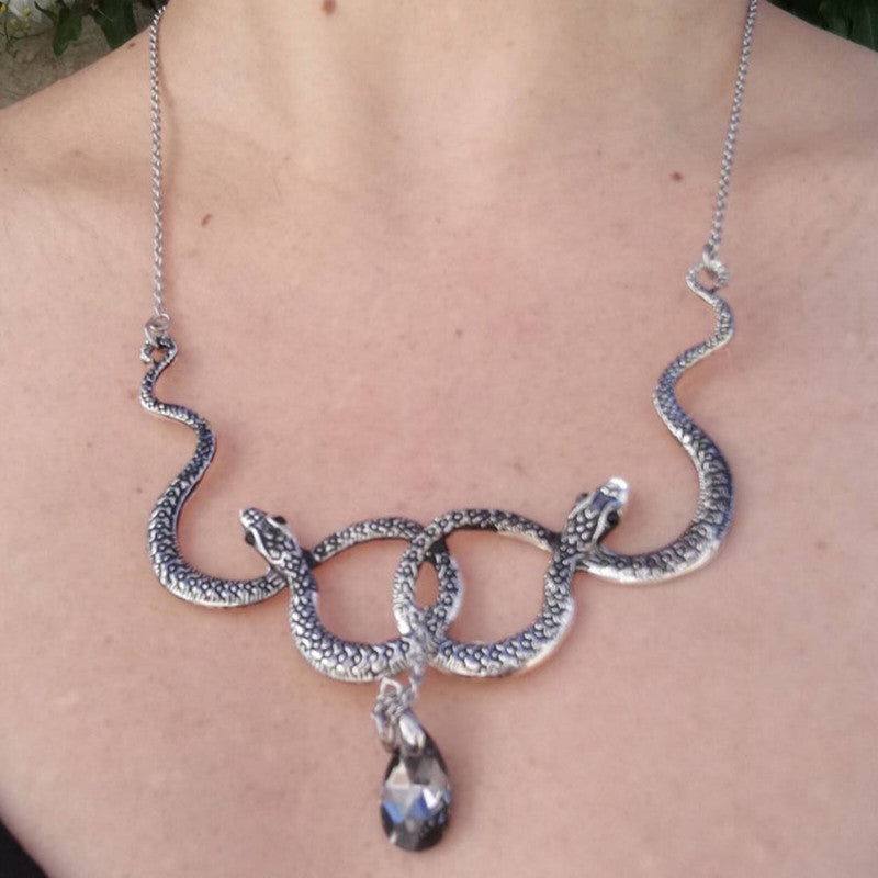 Collares de aleación de Medusa serpientes gemelas al por mayor